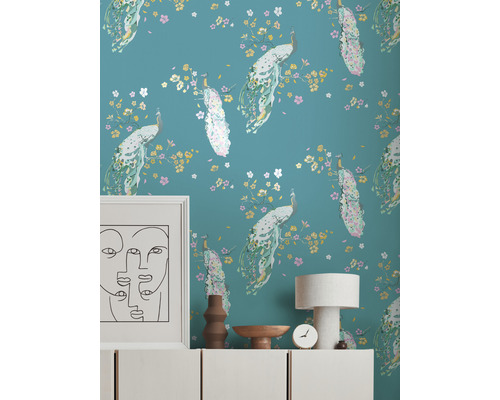 Wohnraum mit gemusterter Tapete, einer Kommode, einer Lampe und einem Bild