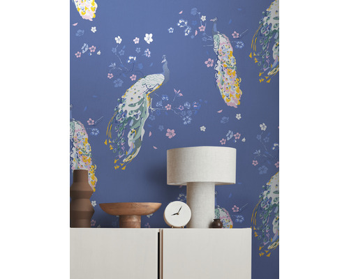 Intérieur décoratif avec papier peint à motif de paon, lampe de table et accessoires d''intérieur sur un buffet