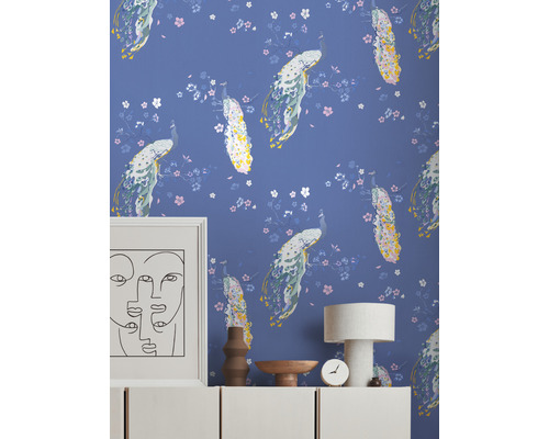 Papier peint à motif de paon dans un espace de vie