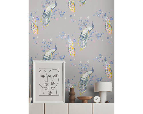 Papier peint avec motif de paons et de fleurs sur un mur
