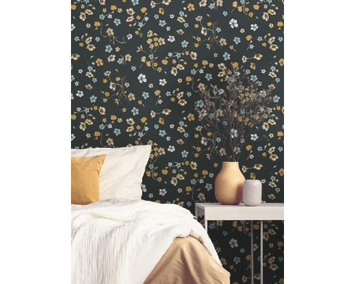 Chambre avec papier peint à motifs floraux, lit et table d''appoint