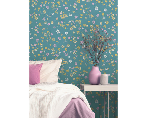 Chambre à coucher avec papier peint à motifs floraux, lit et table de chevet