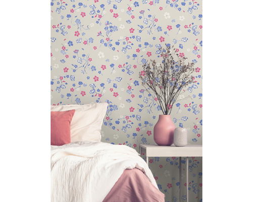 Chambre avec papier peint floral, lit et table d''appoint
