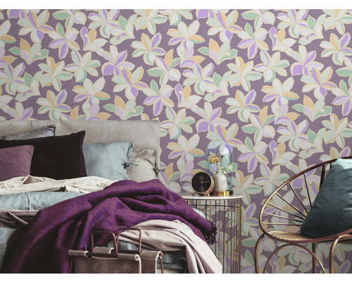 Chambre à coucher avec papier peint à motifs floraux, lit, chaise et table d''appoint.