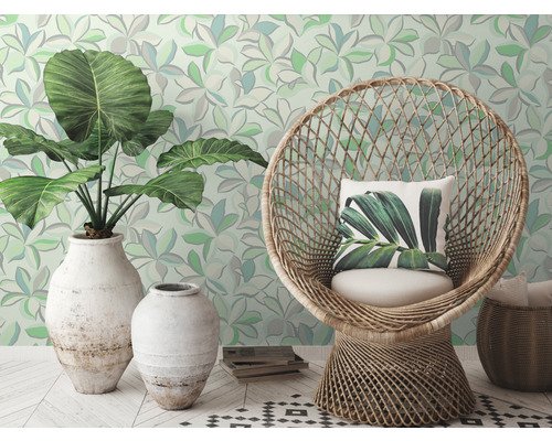 Scène avec plante d''intérieur dans un vase, fauteuil en rotin et papier peint à motifs