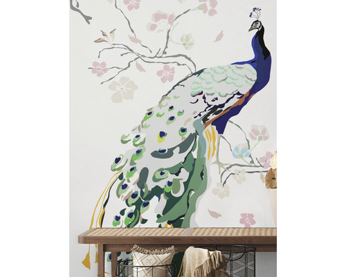 Wanddekoration mit Pfauenmotiv und blühenden Zweigen.