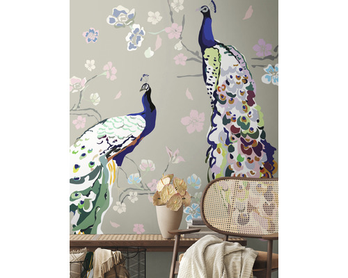 Tapete mit Pfauenmuster und Blumenmotiven in einem Wohnraum.