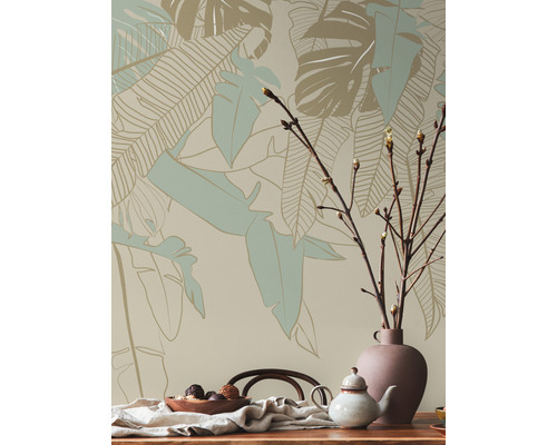 Scène avec papier peint à motifs de feuilles, table et objets de décoration