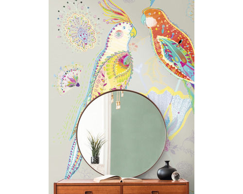Décoration murale avec papier peint oiseau coloré, miroir, commode, plante d''intérieur et décoration