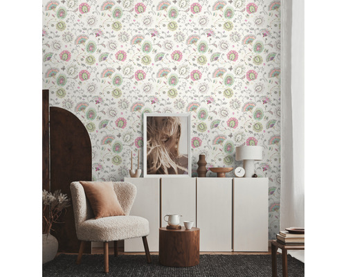 Chambre décorative avec papier peint à motifs, fauteuil et commode
