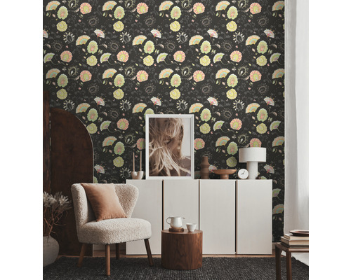 Séjour avec papier peint à motifs, fauteuil et commode