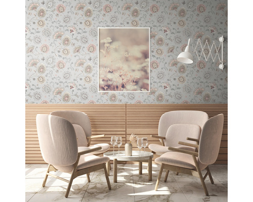 Salon avec papier peint à motifs floraux, fauteuils et table