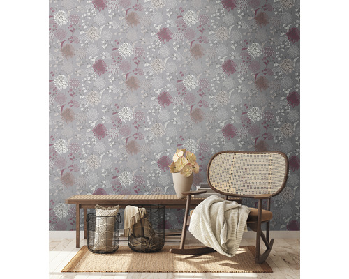 Intérieur décoratif avec un papier peint à motifs floraux, un banc en bois et un fauteuil à bascule.