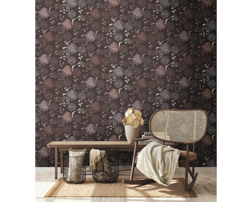 Intérieur avec papier peint foncé à motifs, banc en bois, fauteuil en rotin et décorations