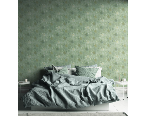 Chambre avec lit et papier peint à motifs