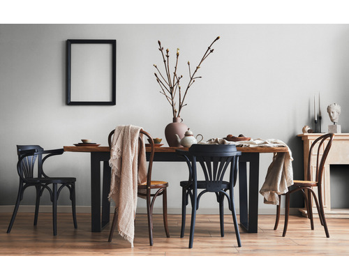 Esszimmer mit Holztisch und Stühlen