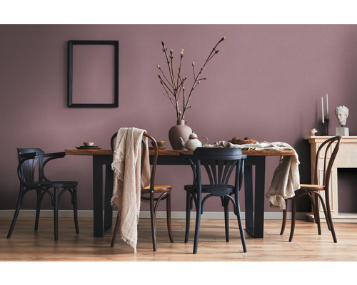 Salle à manger avec table en bois, chaises, décoration et cadre photo au mur