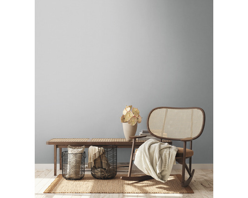 Salon avec banc en bois, rocking-chair en rotin et décorations