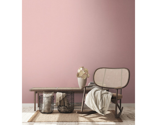 Salon avec fauteuil en rotin, banc, paniers et éléments décoratifs pour une ambiance cosy