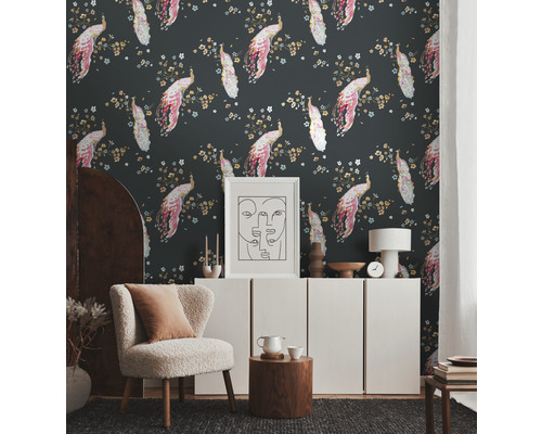 Salon avec papier peint à motifs, fauteuil et commode pour un intérieur élégant