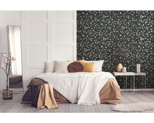 Chambre avec lit, miroir et papier peint floral