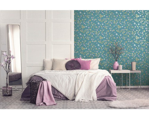 Chambre avec papier peint floral, lit, miroir et table de chevet