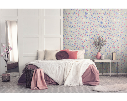 Chambre lumineuse avec lit, table de chevet et papier peint à fleurs