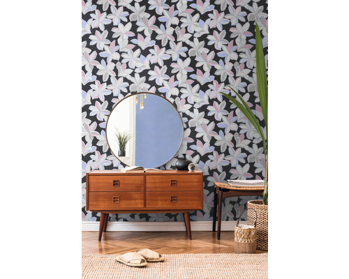 Scène avec papier peint à motifs floraux, commode, miroir et décoration