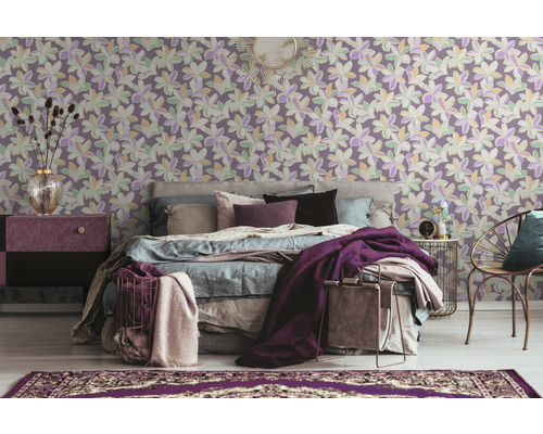 Chambre à coucher avec lit, table de chevet et papier peint fleuri pour une ambiance calme
