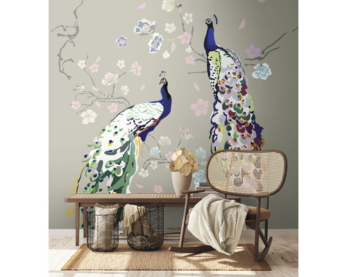 Dekorative Wandgestaltung mit Pfauen und floralen Elementen in einem stilvollen Raum