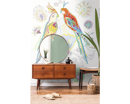 Dekorative Wohnraum Tapete mit Papageienmuster über einer Holzkommode mit Spiegel