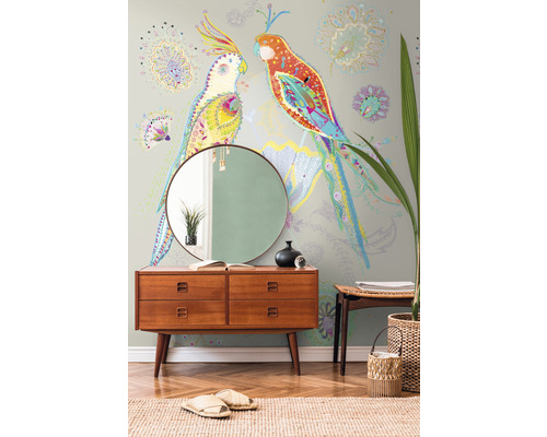 Vue d''une pièce avec commode, miroir et papier peint à motif perroquet