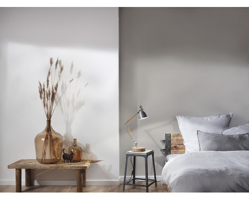 Décoration de chambre avec vases en verre, lampe de table et lit