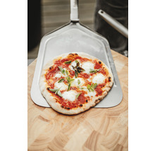 Pizza sur pelle à pizza et planche en bois