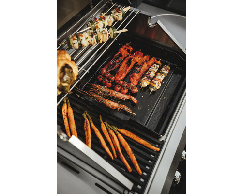 Légumes et brochettes sur un barbecue.