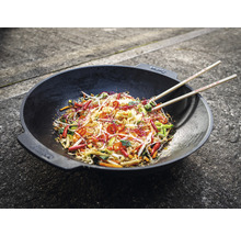 Wokpfanne mit Gemüse und Essstäbchen