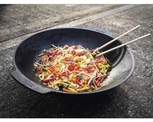 Wokpfanne mit Gemüse und Essstäbchen