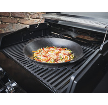 Wok mit Gemüse auf einem Grill