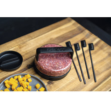 Presse à hamburger Enders avec viande et fer à marquer pour hamburger sur une planche à bois