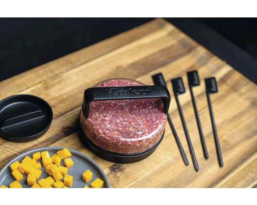 Presse à hamburger Enders avec viande et fer à marquer pour hamburger sur une planche à bois