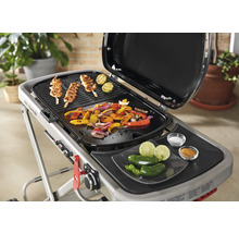 Grill mit Grillgut wie Gemüse und Fleischspießen