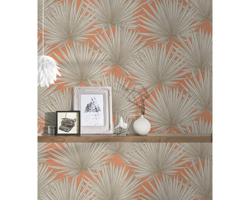 Pièce avec papier peint à motifs avec des motifs végétaux et étagère