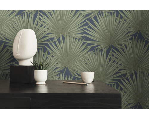 Dekoratives Interieur mit Palmenblattmuster-Tapete, Skulptur, Pflanze und Tisch