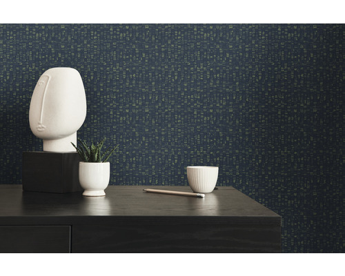 Gros plan d''une table décorée devant un papier peint structuré.