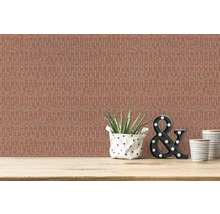 Gros plan d''un mur avec un papier peint à motifs rectilignes, décoré d''une plante d''intérieur, d''une esperluette lumineuse et de deux gobelets sur une surface en bois.