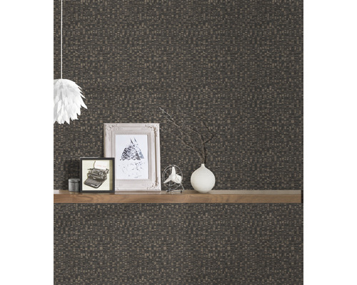 Papier peint à motifs avec des objets de décoration sur une étagère