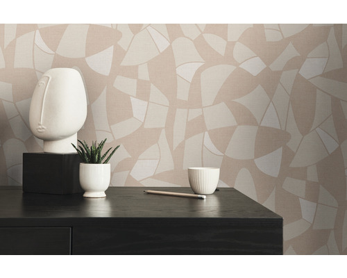Scène avec papier peint à motifs, décorations et un bureau