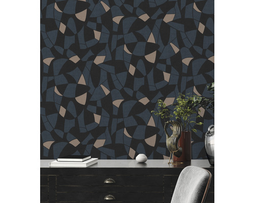 Pièce avec papier peint à motifs géométriques