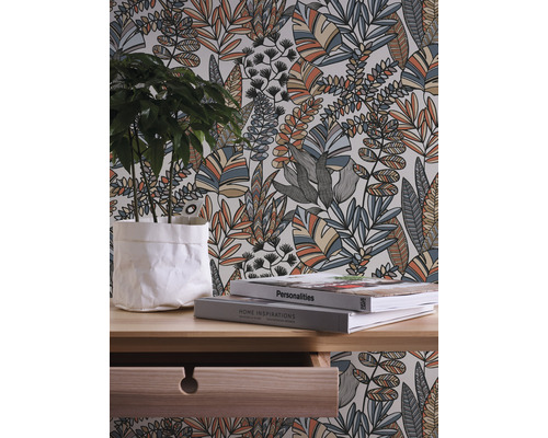 Tapete mit Blattmuster in einem Raum