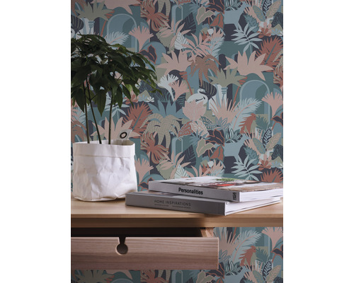 Scène avec une plante en pot, deux livres et un papier peint à motifs de jungle